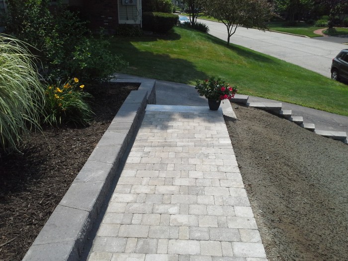 Retaining wall walkway